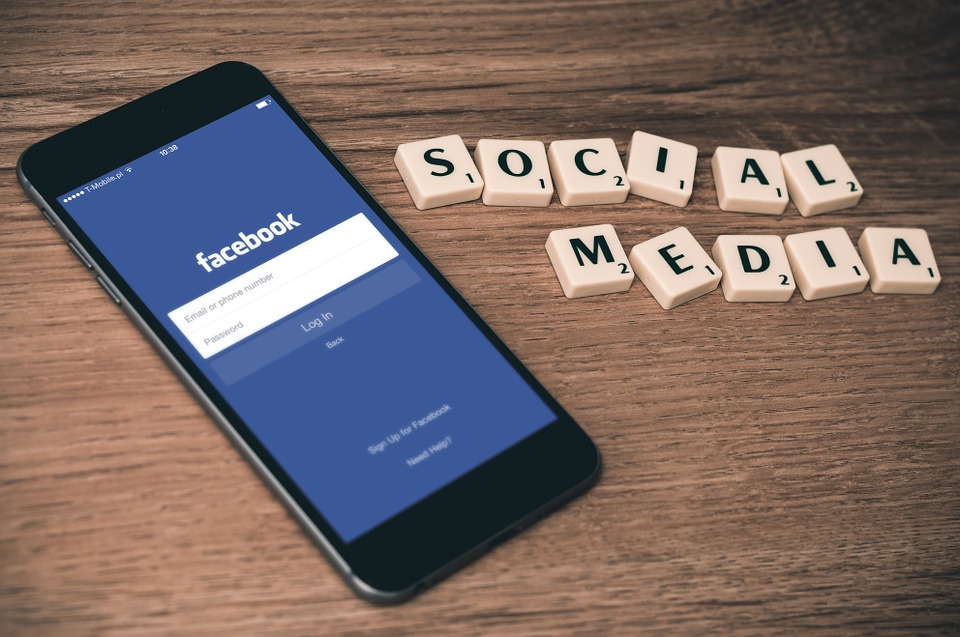 facebook(フェイスブック)の登録・使い方を解説!知っておきたい特徴や注意点